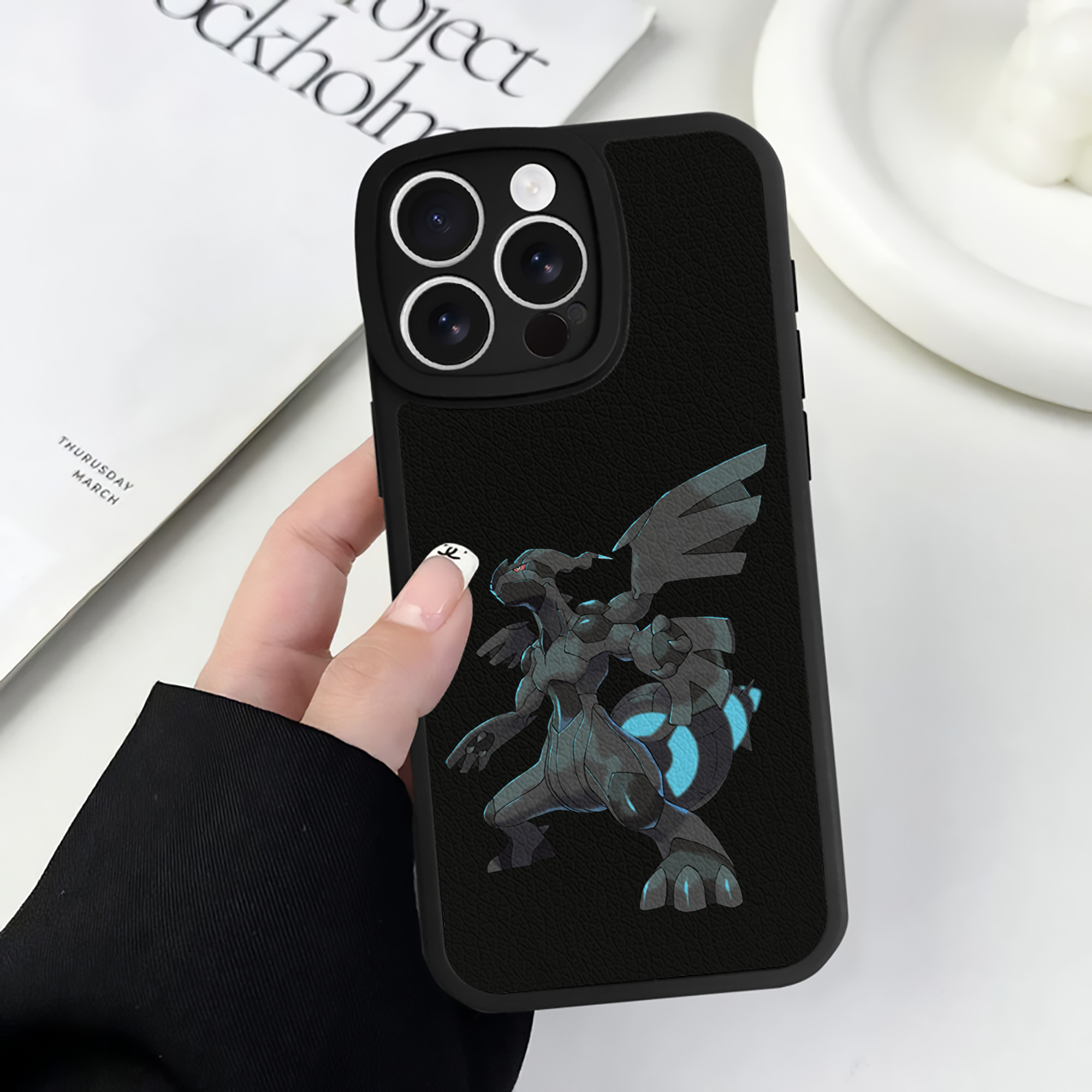（画像用） ポケットモンスター Pokémon 【iPhone 16シリーズ対応】シリコンスマホケース（レザー調） 材質：シリコン